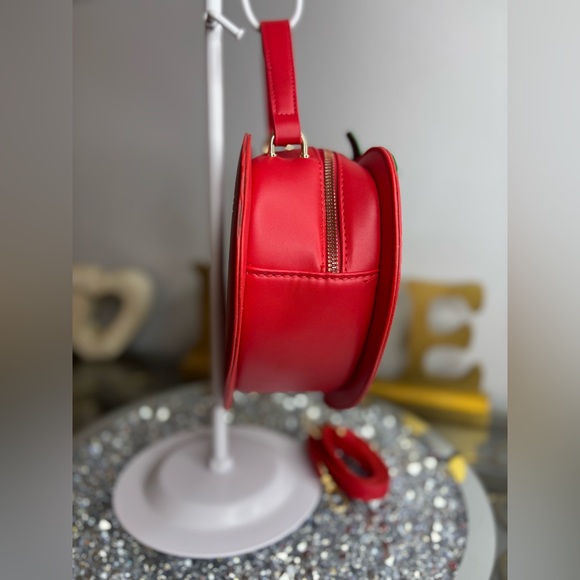 strawberry-shaped crossbody bag NWT - Picture 4 of 8